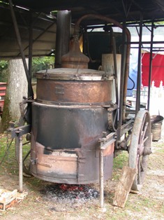 alambic en cuivre servant  la distillation dordogne gite de france sarlat
